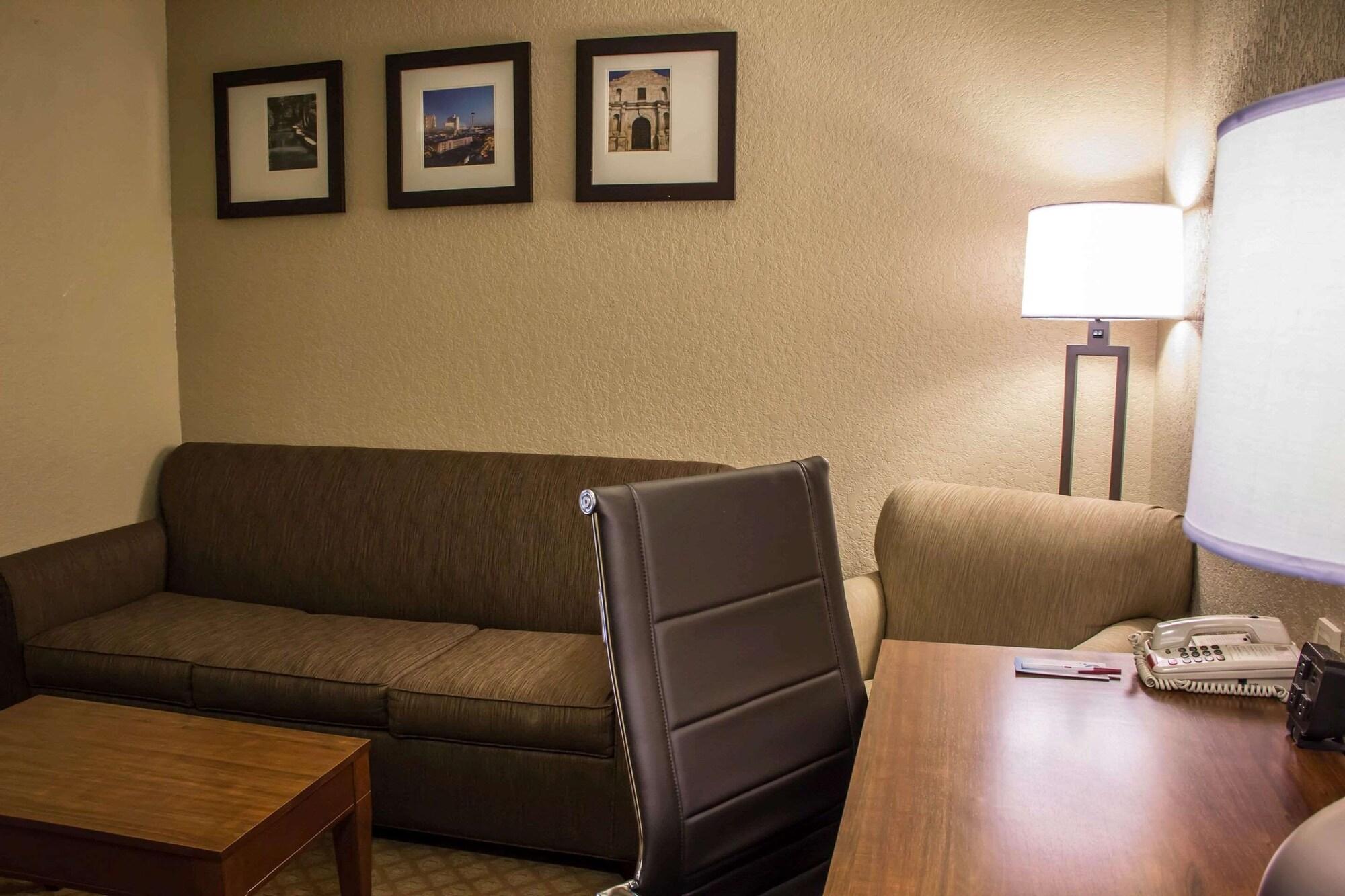 Comfort Suites Near Seaworld San Antonio Exterior photo